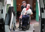 Orazio Ingu sta salendo Alfredo nel pulmino
